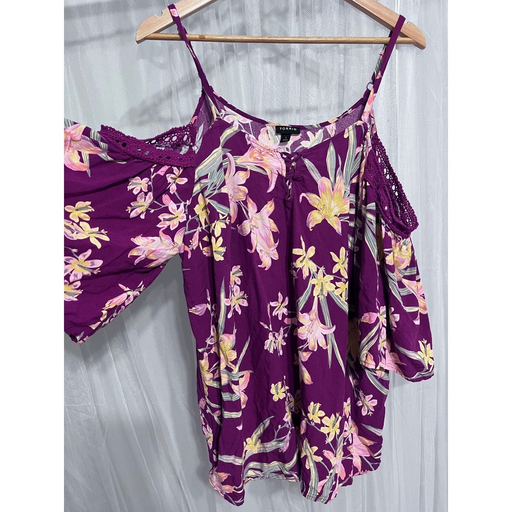 Torrid  Maroon Floral Cold‎ Shoulder Blouse Crochet Lace Bell Sleeve Top Size 1